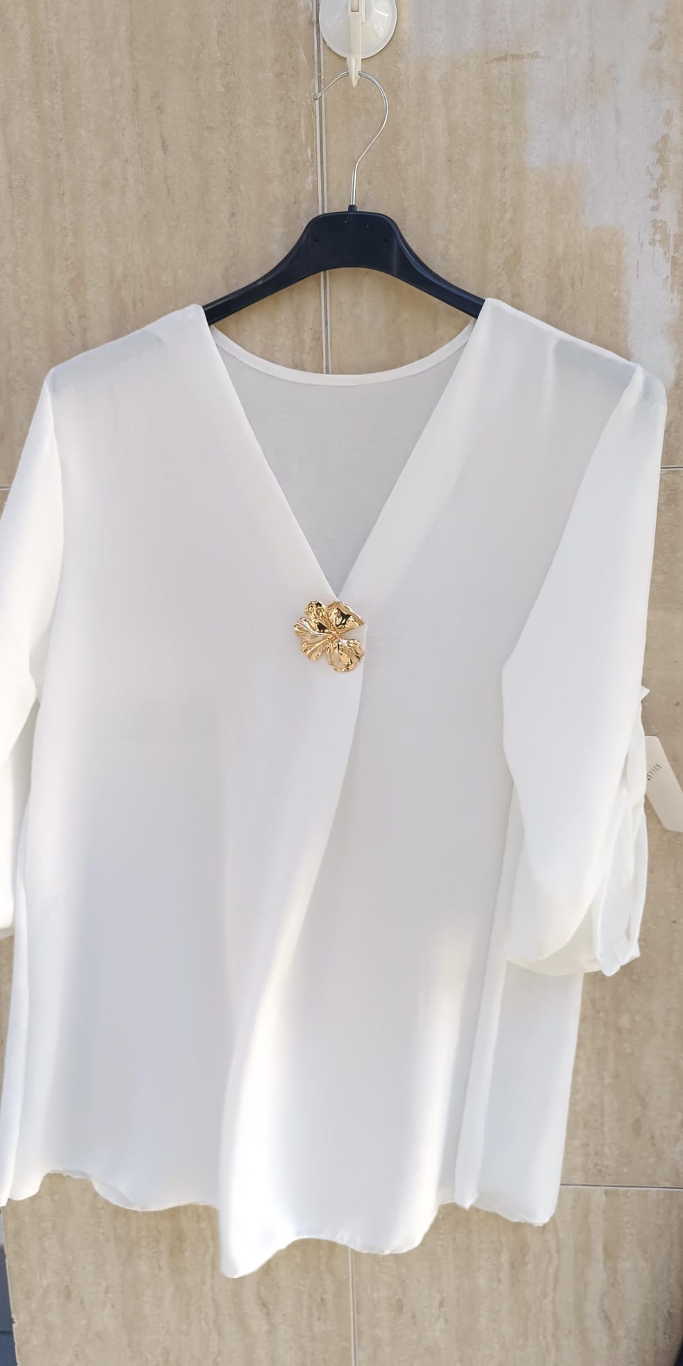 Blusa Elegante Manga Codo con Broche Dorado