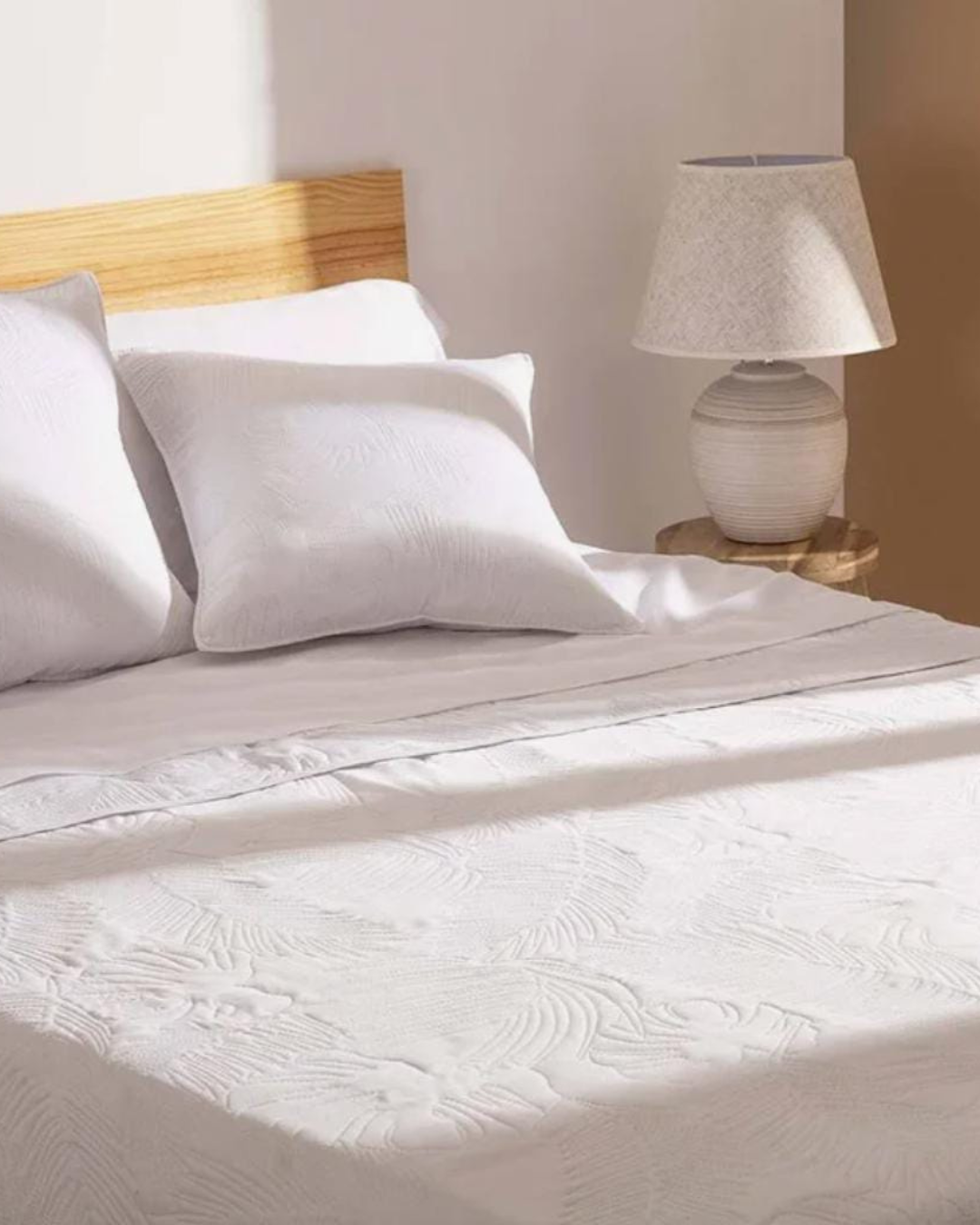 Colcha blanca 90 cm con funda y cojines