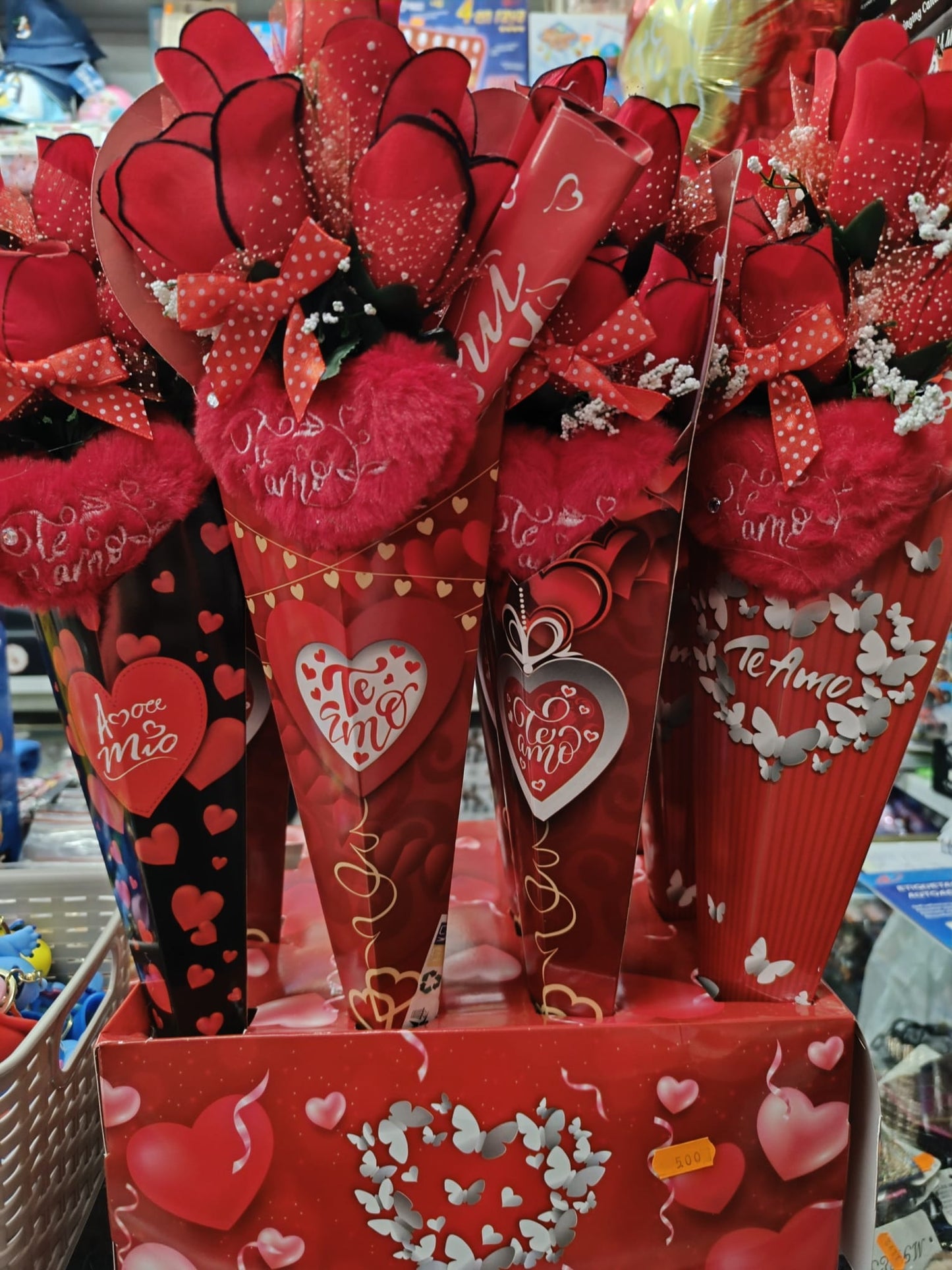Ramito de 5 Rosas con Plástico de Corazones