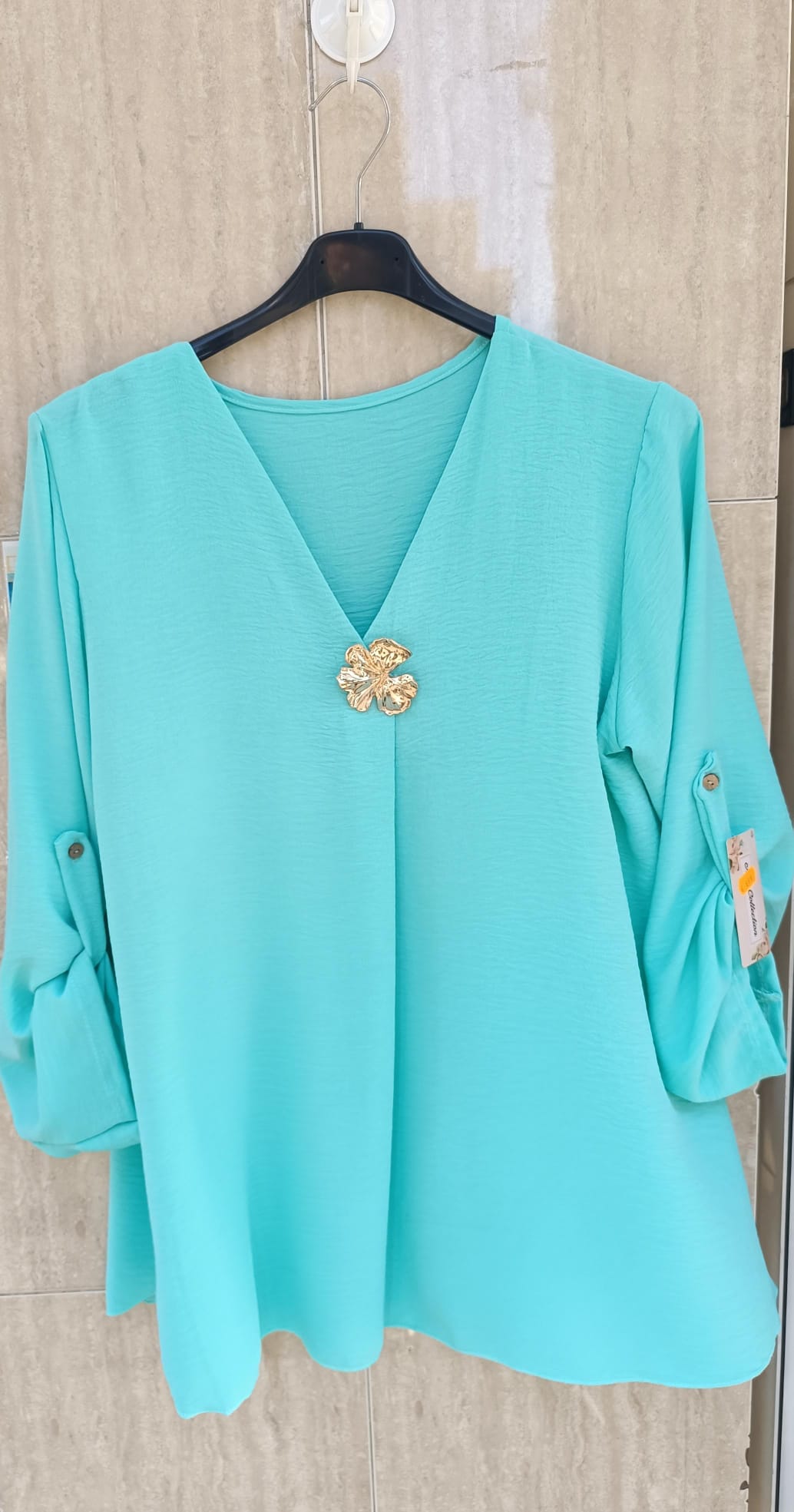 Blusa Elegante Manga Codo con Broche Dorado