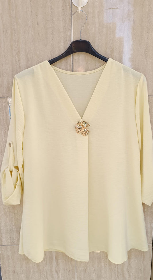 Blusa Elegante Manga Codo con Broche Dorado