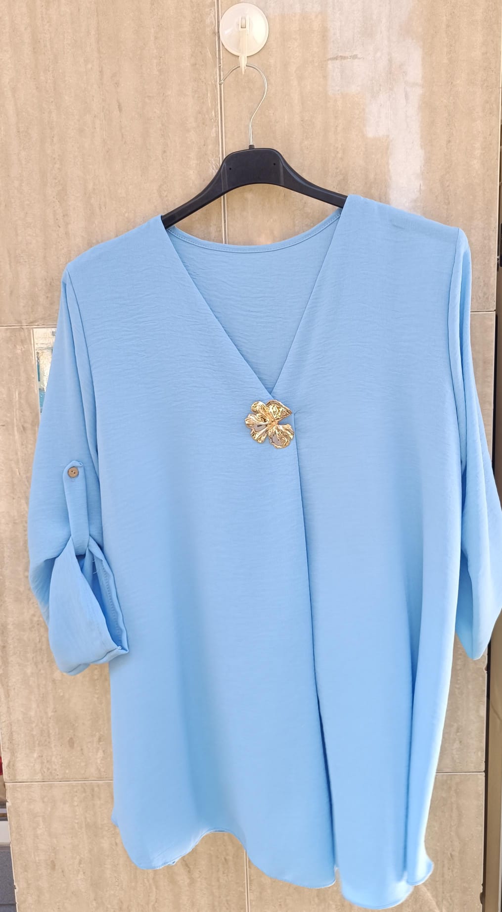 Blusa Elegante Manga Codo con Broche Dorado