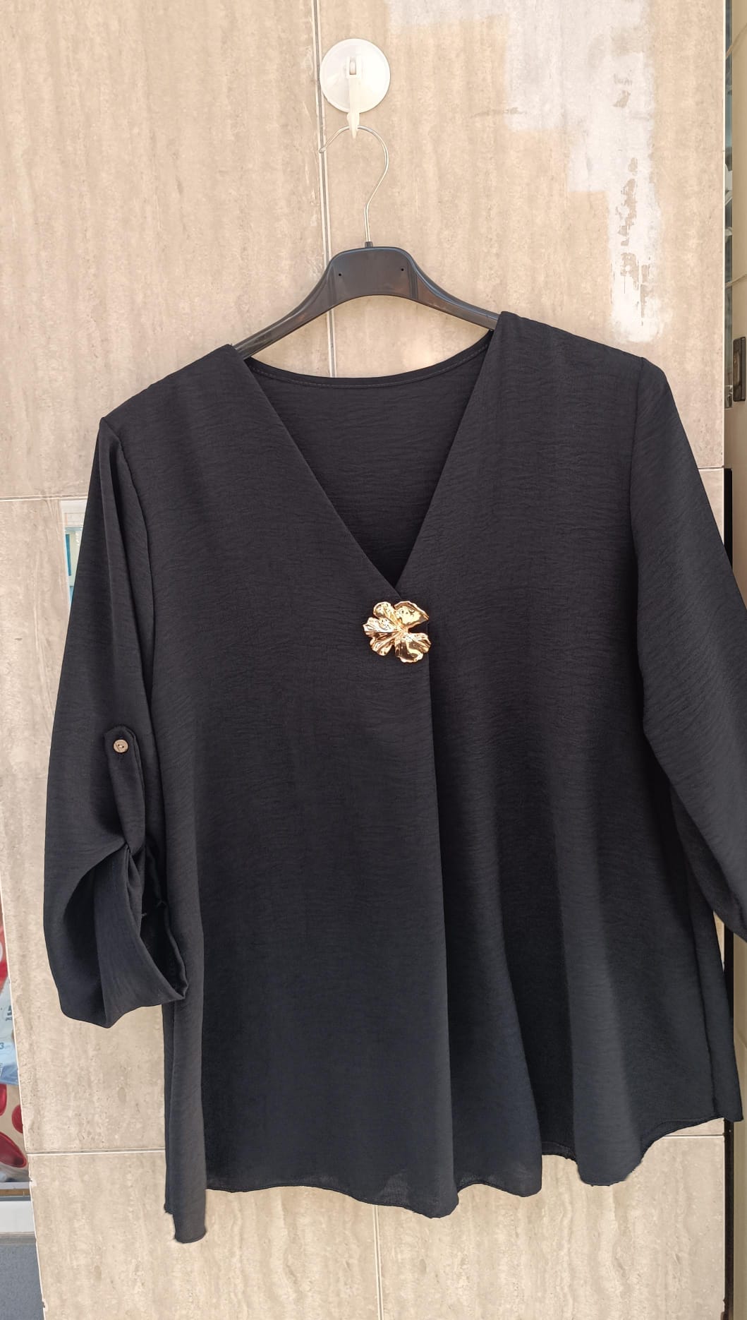 Blusa Elegante Manga Codo con Broche Dorado